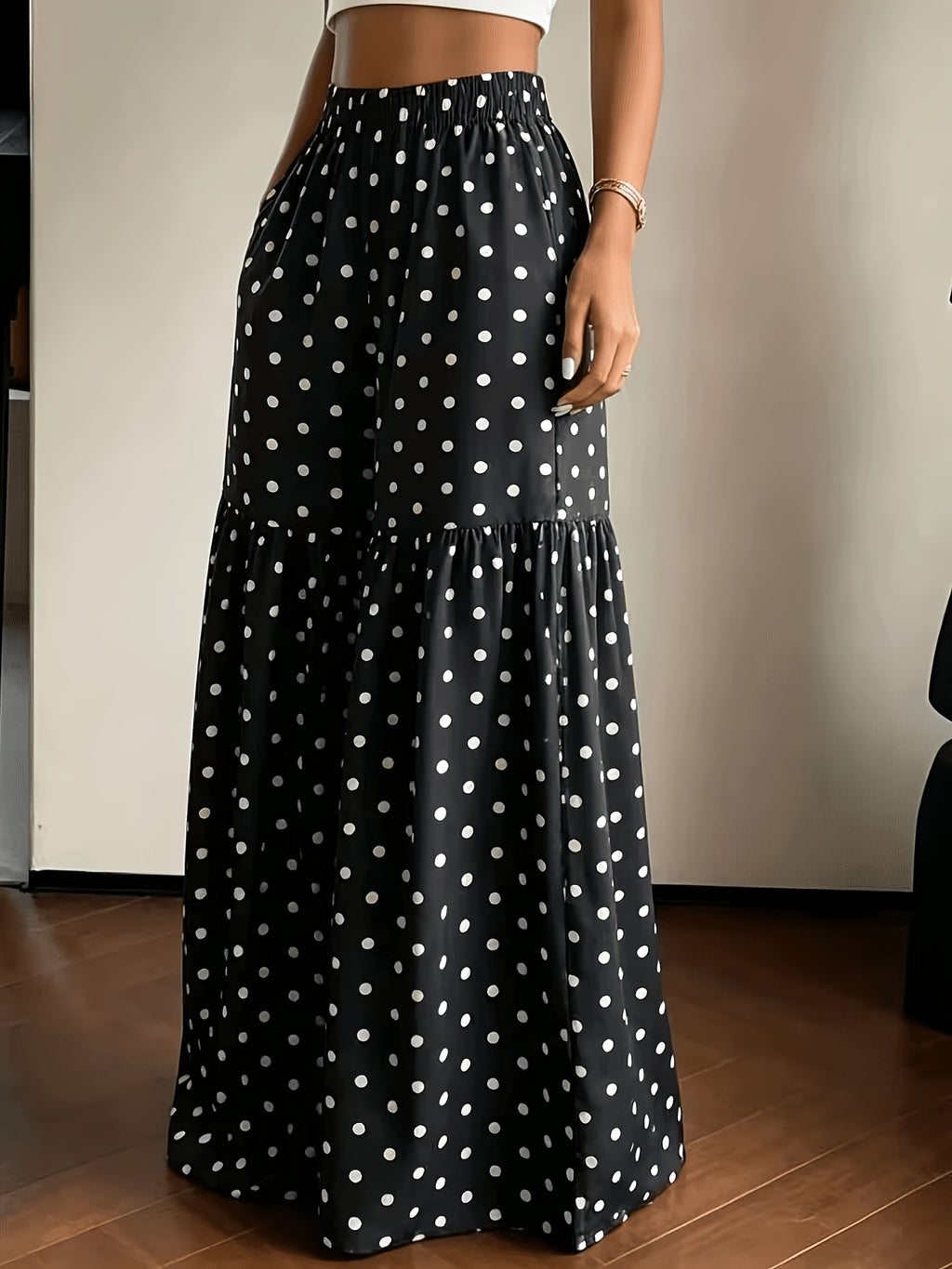 Pantalon grande taille à pois, coupe évasée, poches pratiques, détail du tissu