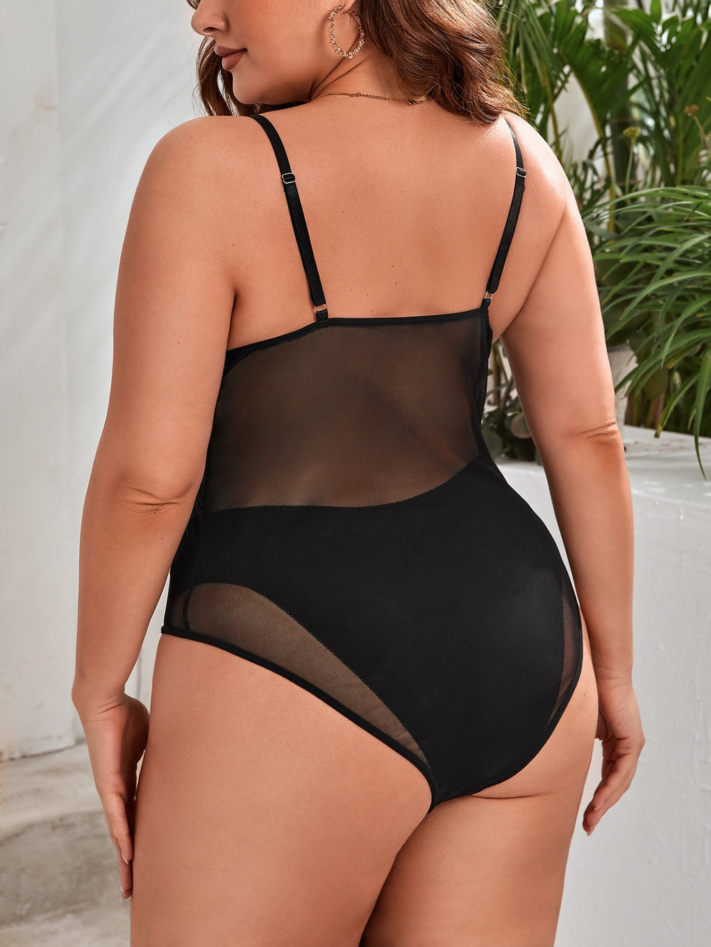 Combinaison grande taille en dentelle, col V, effet ajouré, détail du tissu