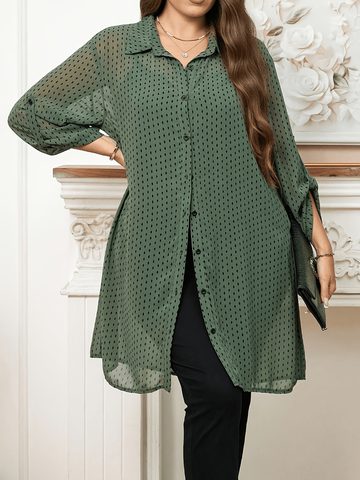 Chemise grande taille à pois, col polo, détail du tissu
