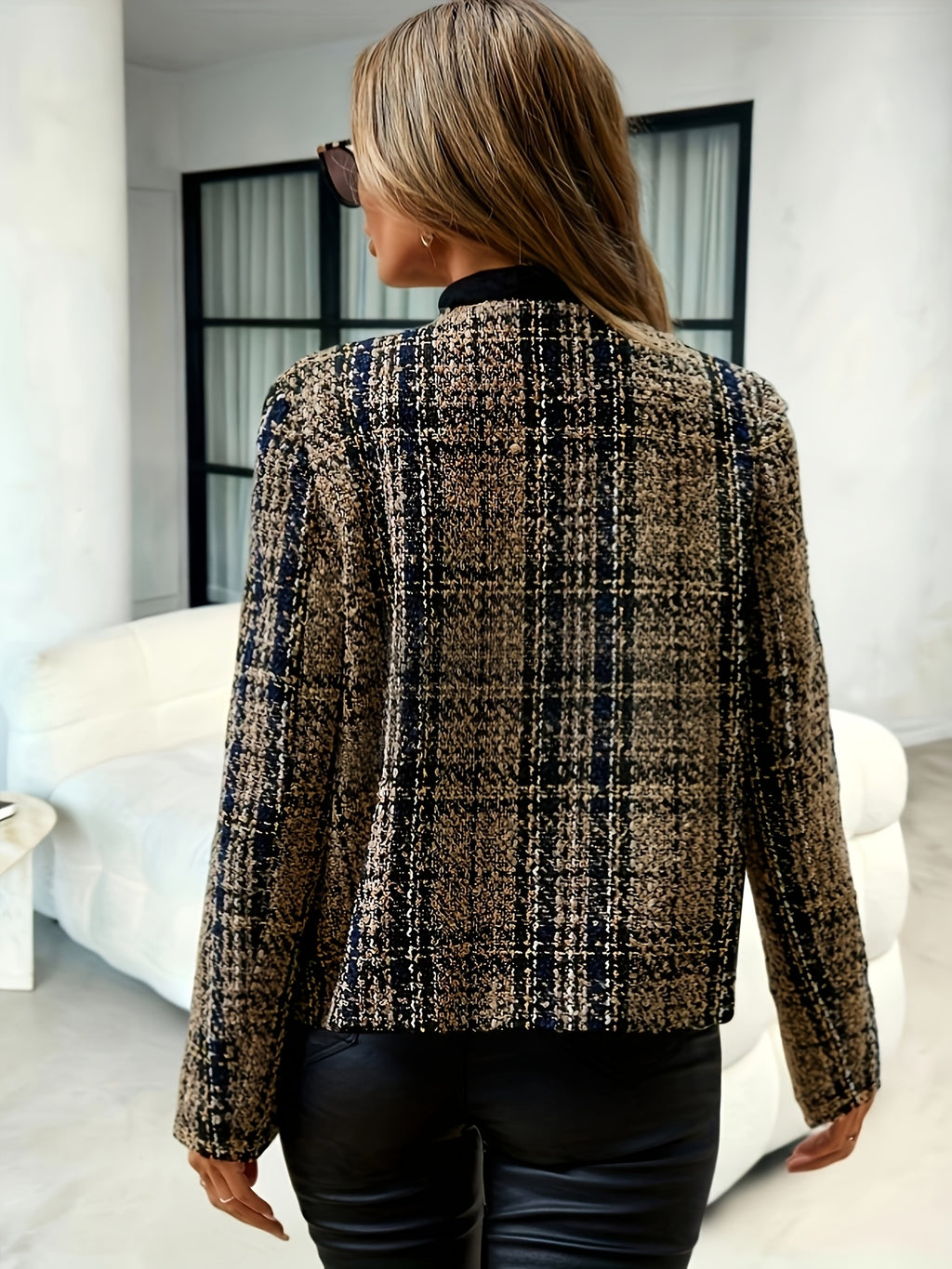 Blazer grande taille en tweed, col mao, boutonnage, manches longues, porté de face