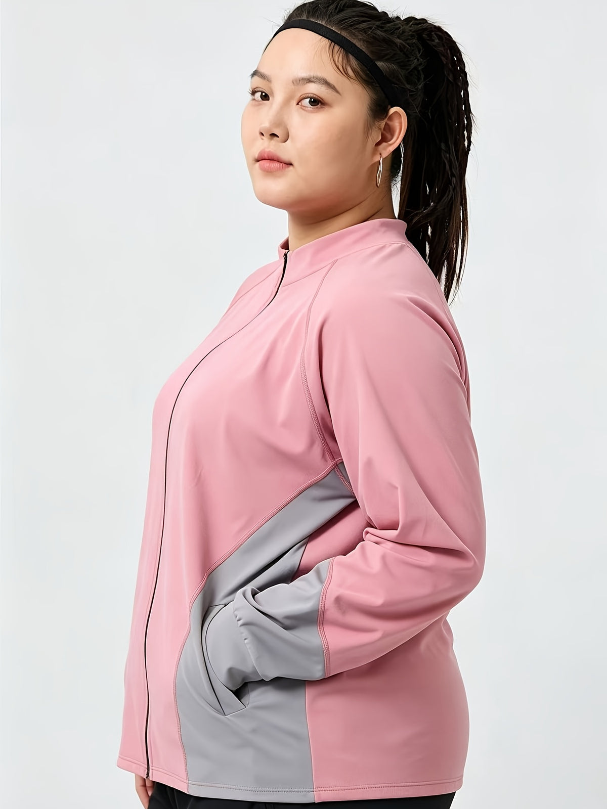 Veste grande taille, coupe ample, manches longues, vue de profil