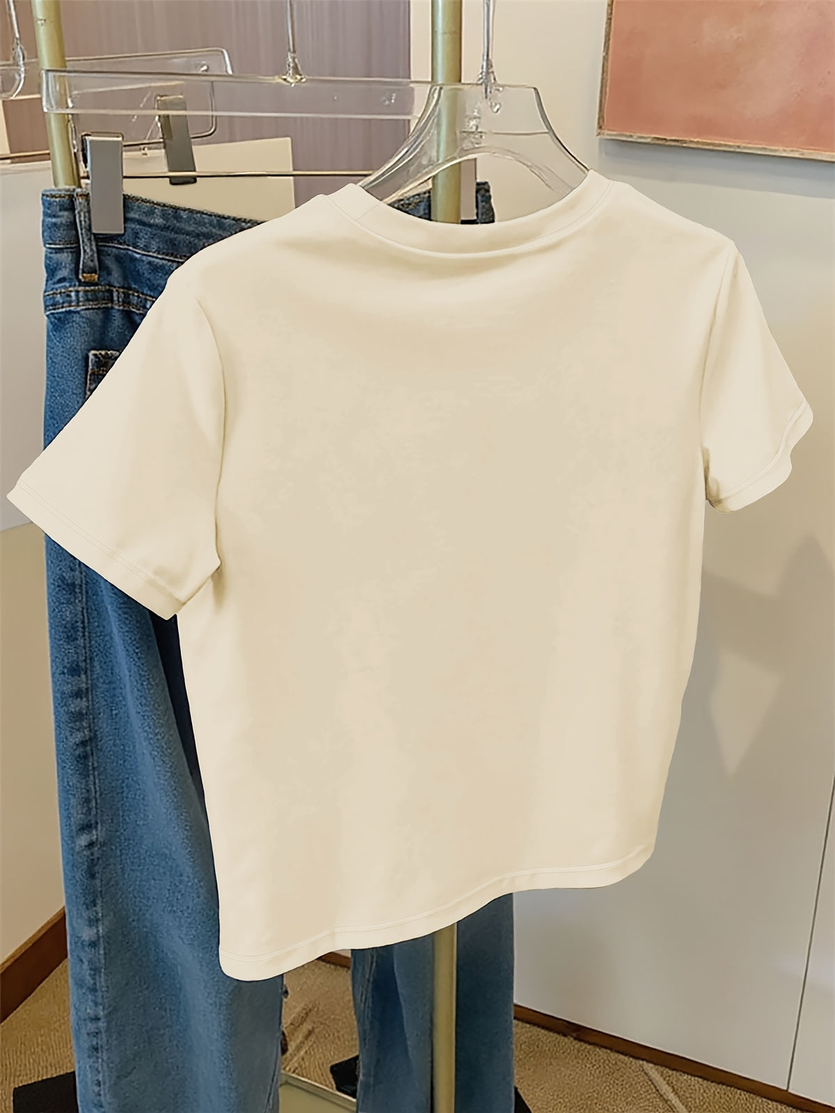 Top grande taille, col rond, manches courtes, toucher naturel, vue de profil