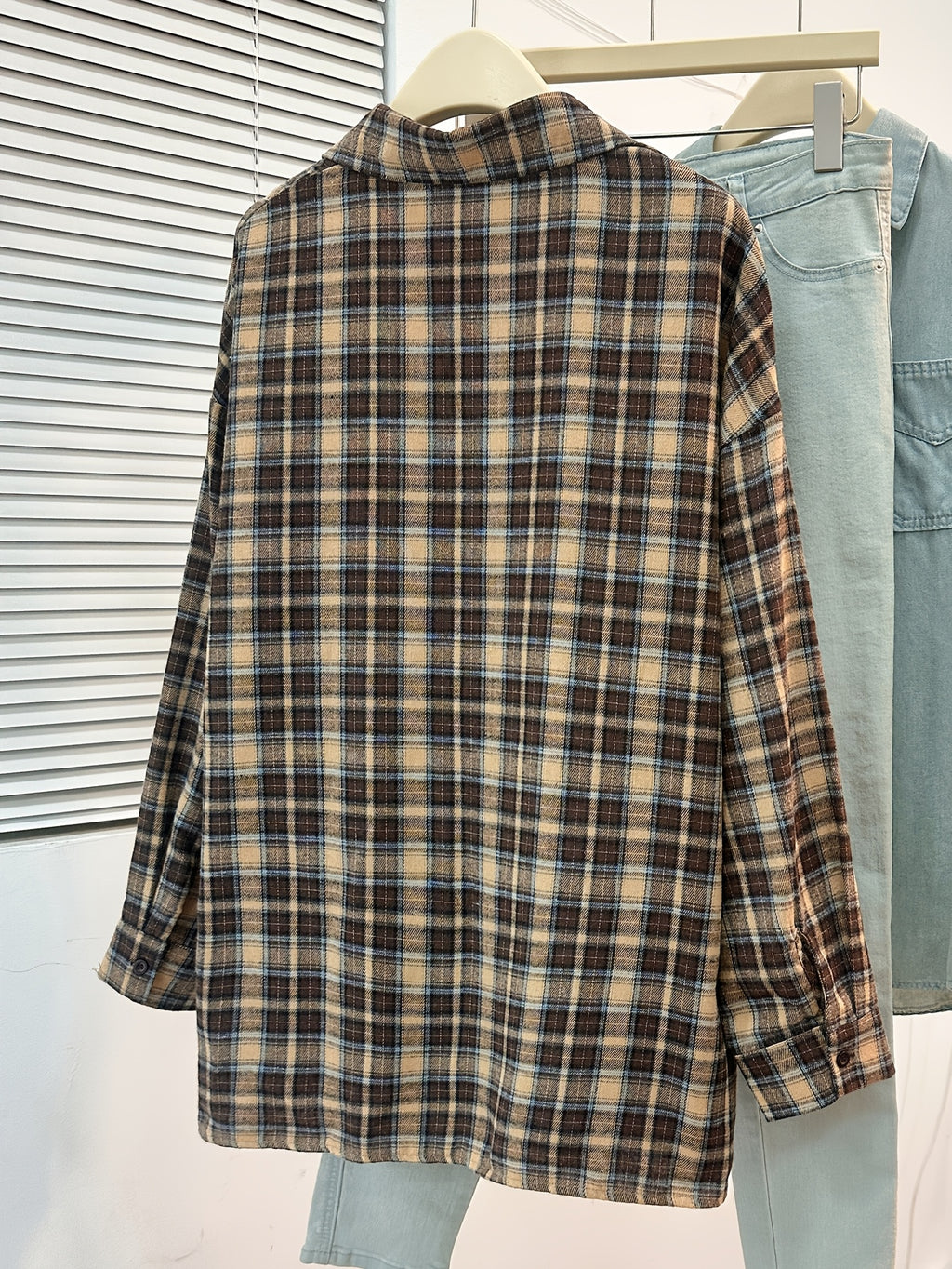 Chemise grande taille à carreaux, coupe oversize, boutonnage, manches longues, vu de dos