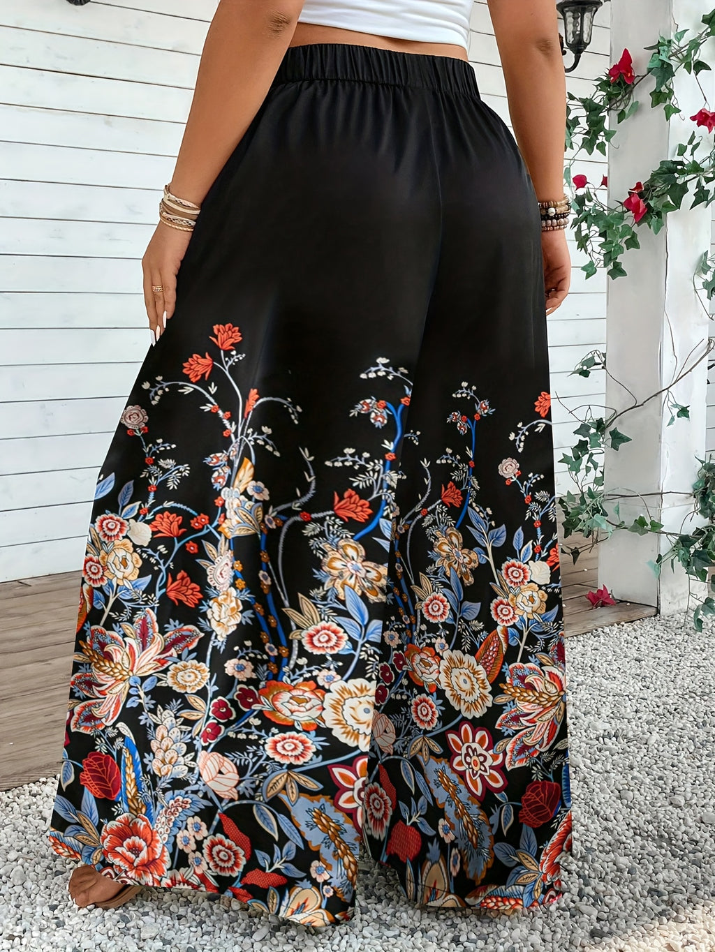 Pantalon grande taille à imprimé fleuri, coupe évasée, vue de profil