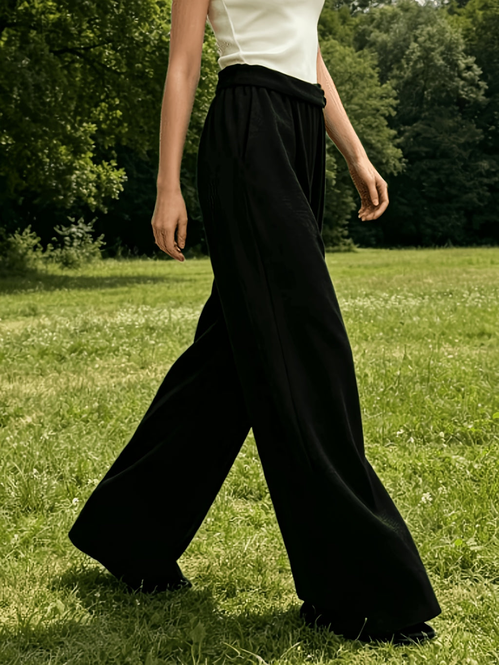 Pantalon grande taille, coupe droite, ceinture assortie, esprit décontracté, porté de face