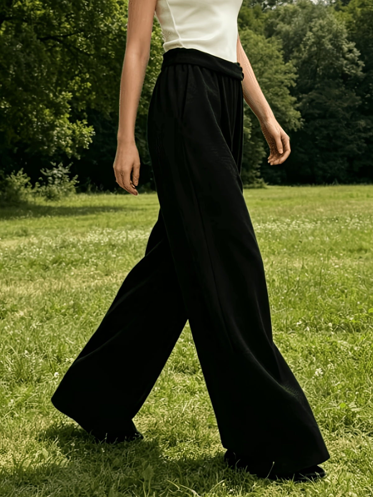 Pantalon grande taille, coupe droite, ceinture assortie, esprit décontracté, porté de face