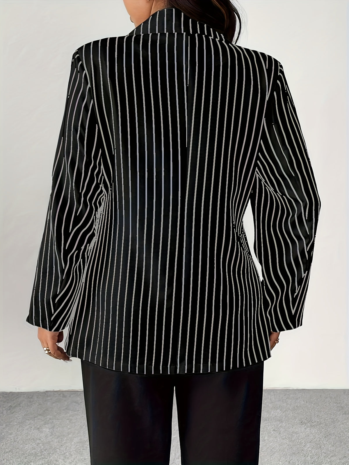 Veste grande taille à rayures, manches longues, détail du col