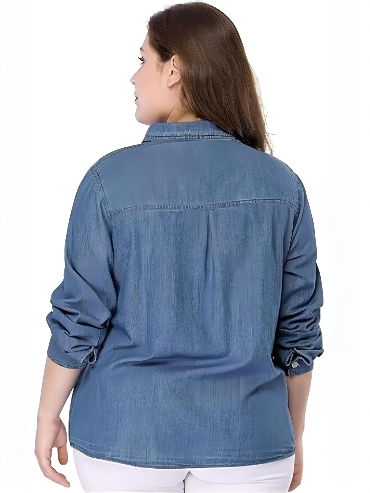 Chemise grande taille, col à revers, poches plaquées, manches longues, porté de face