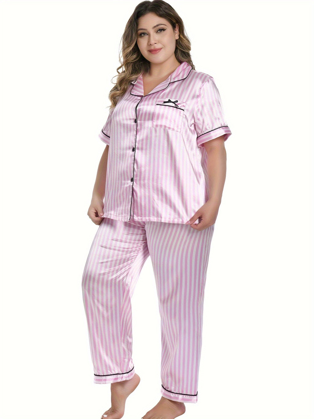 Pyjama grande taille en satin à rayures, manches courtes, tombé fluide, détail du col