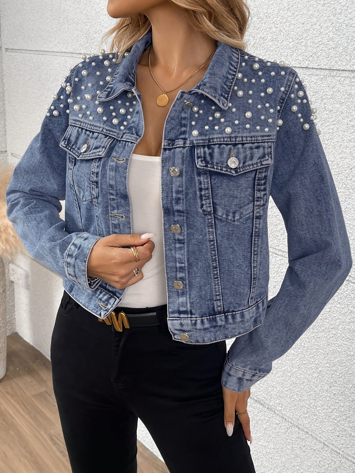 Veste grande taille, col à revers, boutonnage, manches courtes, mise en situation