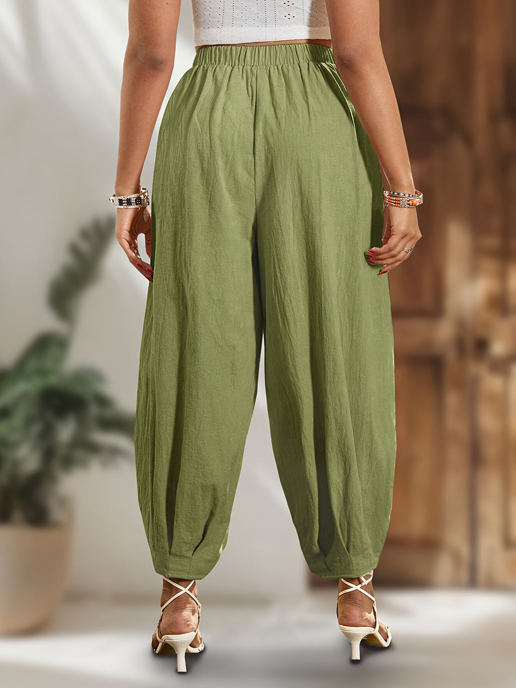 Pantalon grande taille, ligne nette, allure élégante, mise en situation
