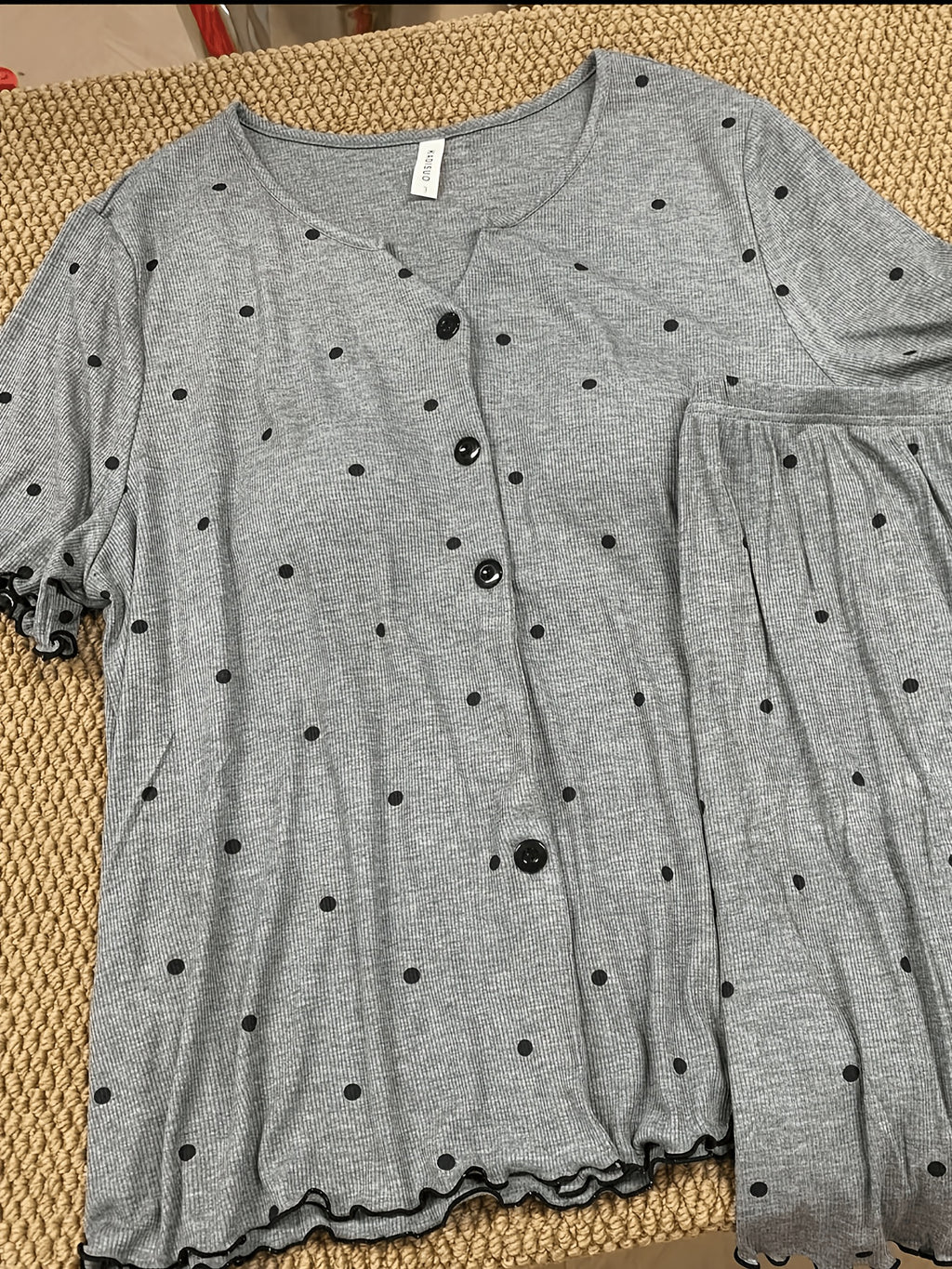Pyjama grande taille, manches courtes, tombé fluide, tissu léger, détail du col