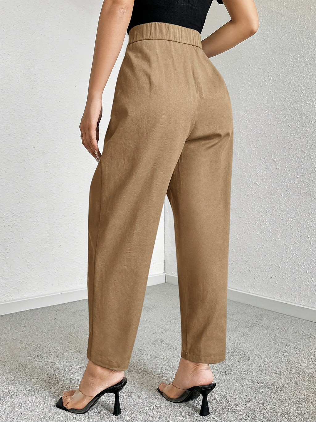 Pantalon carotte grande taille — Plis creux et bouton doré