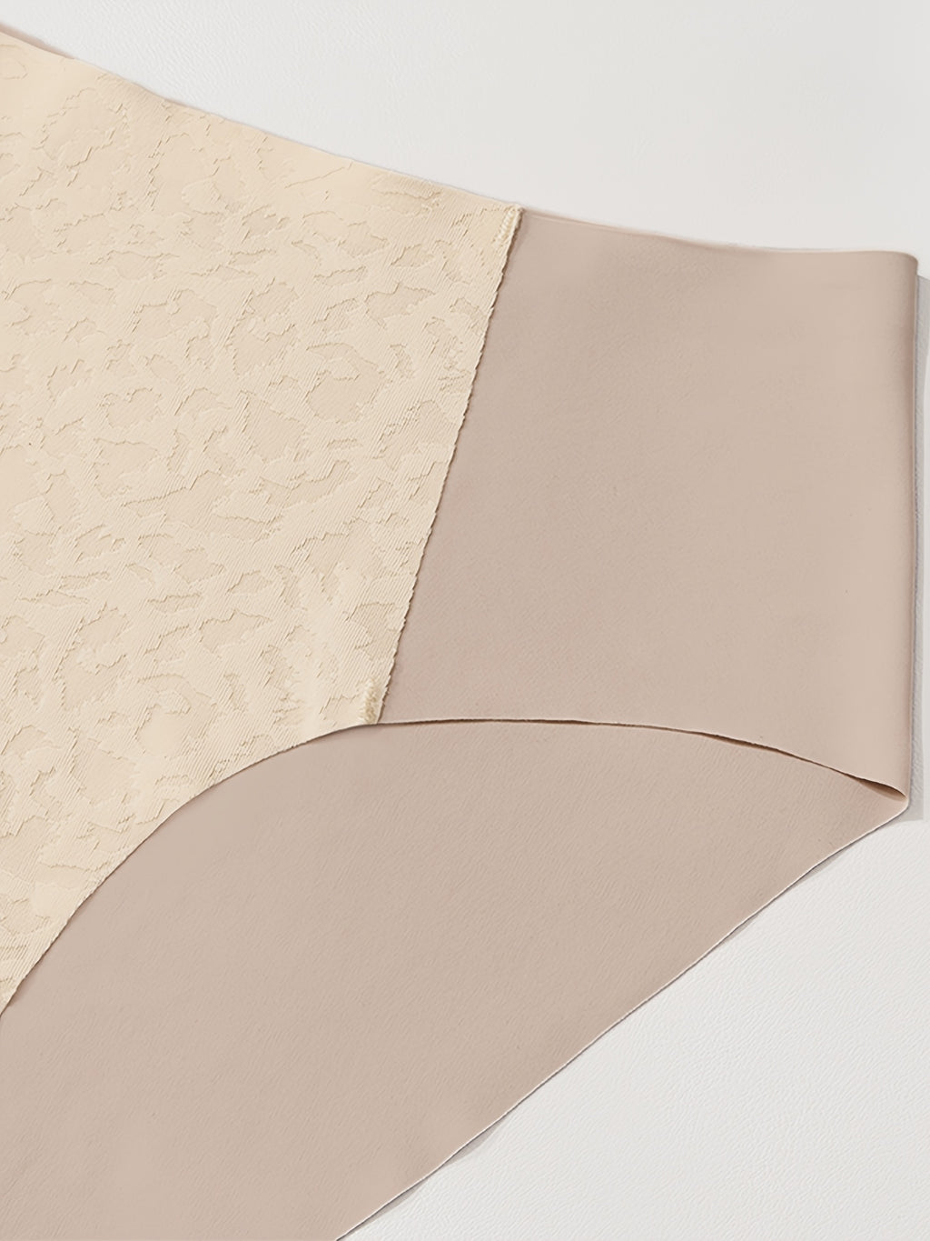 Culotte grande taille en dentelle, broderie, effet ajouré, vu de dos