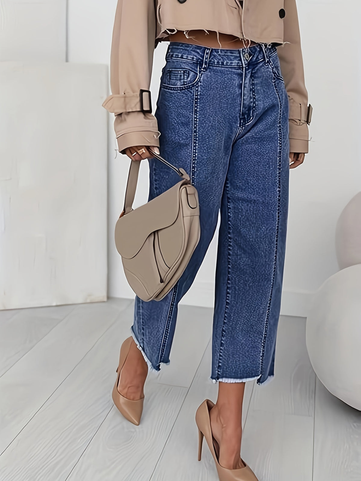 Jean grande taille, coupe évasée, tombé fluide, jambe large, vu de dos