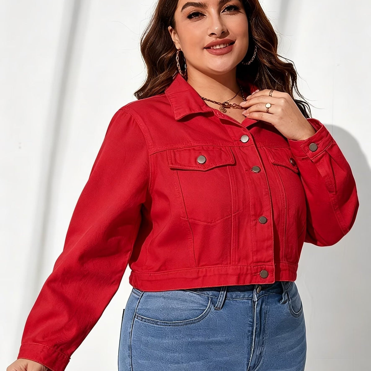 Veste grande taille, coupe oversize, col à revers, boutonnage, détail du col