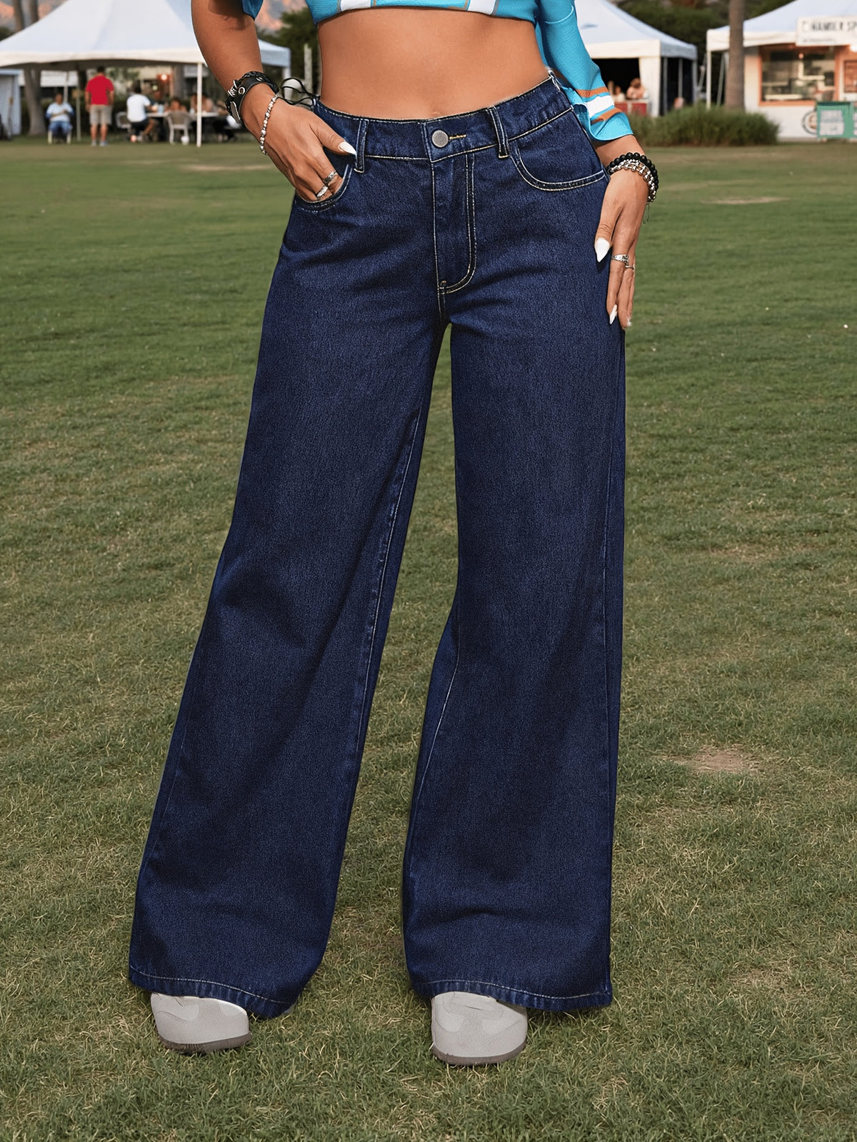 Jean grande taille, coupe droite, boutonnage, ceinture assortie — composition : 60% Coton, 25% Polyester, 15% Viscose Image