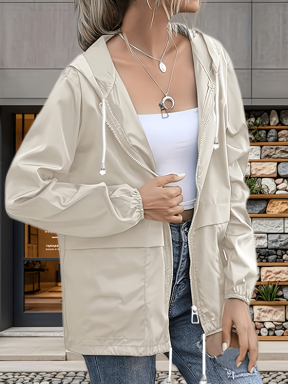 Top grande taille, coupe oversize, capuche, détail du col