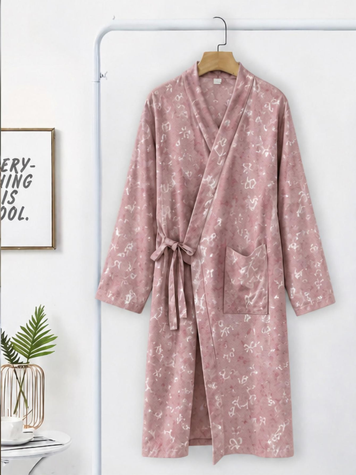 Peignoir grande taille en satin, tombé fluide, tissu opaque