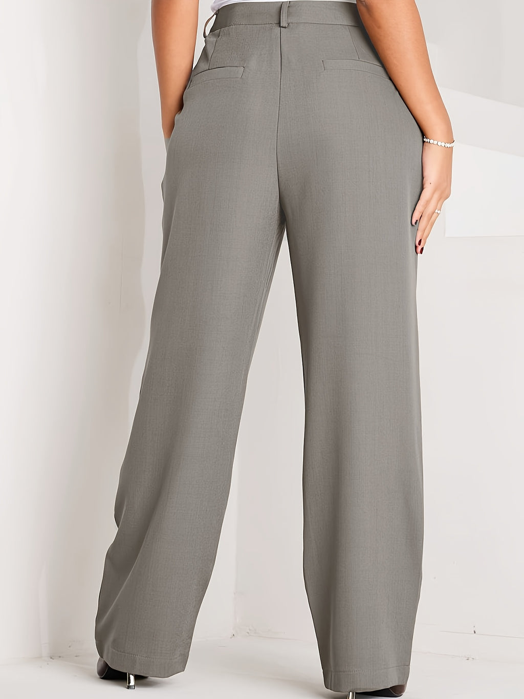 Pantalon grande taille, coupe longue, boutonnage, ligne nette, gros plan
