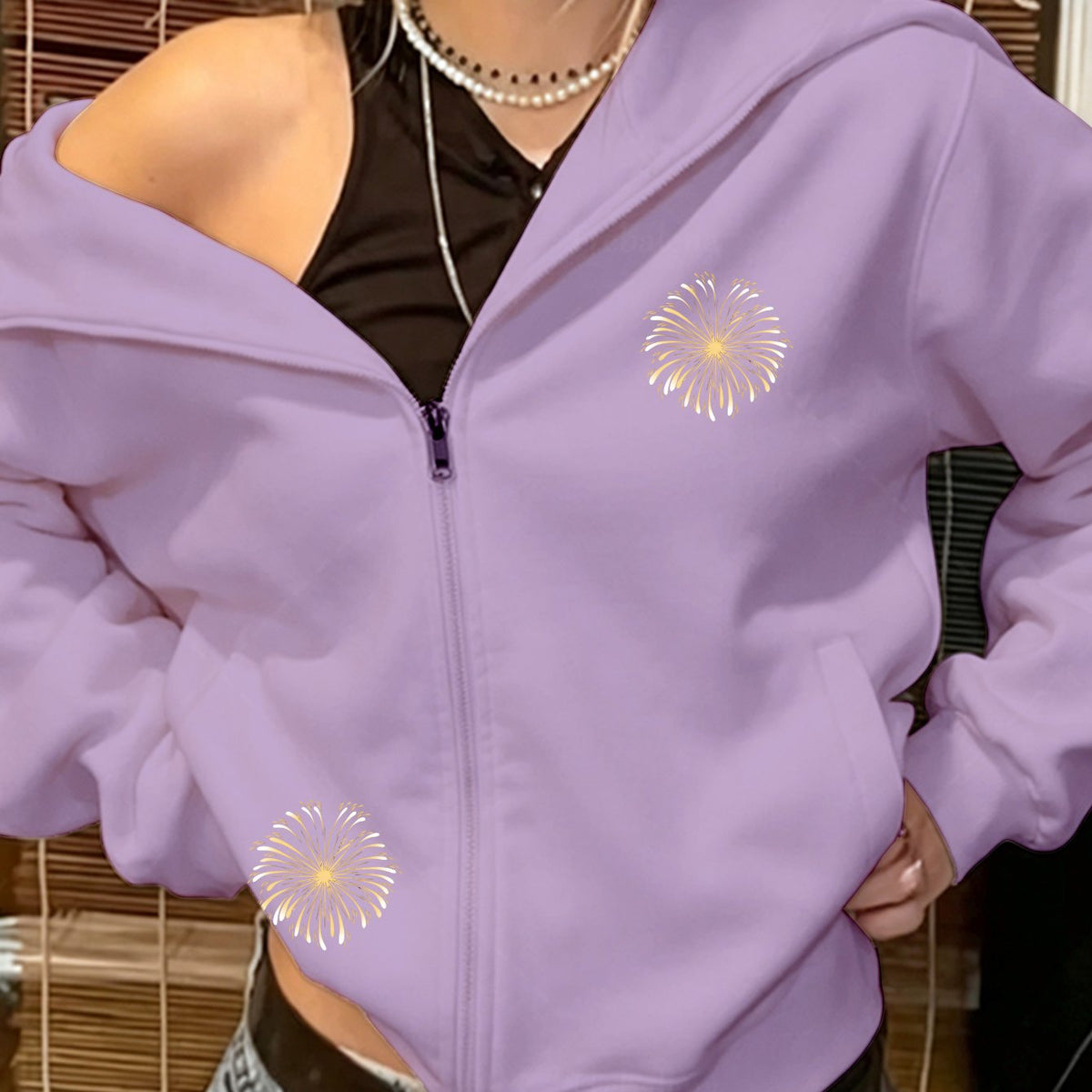 Veste grande taille, coupe oversize, fermeture zippée, capuche, détail du tissu