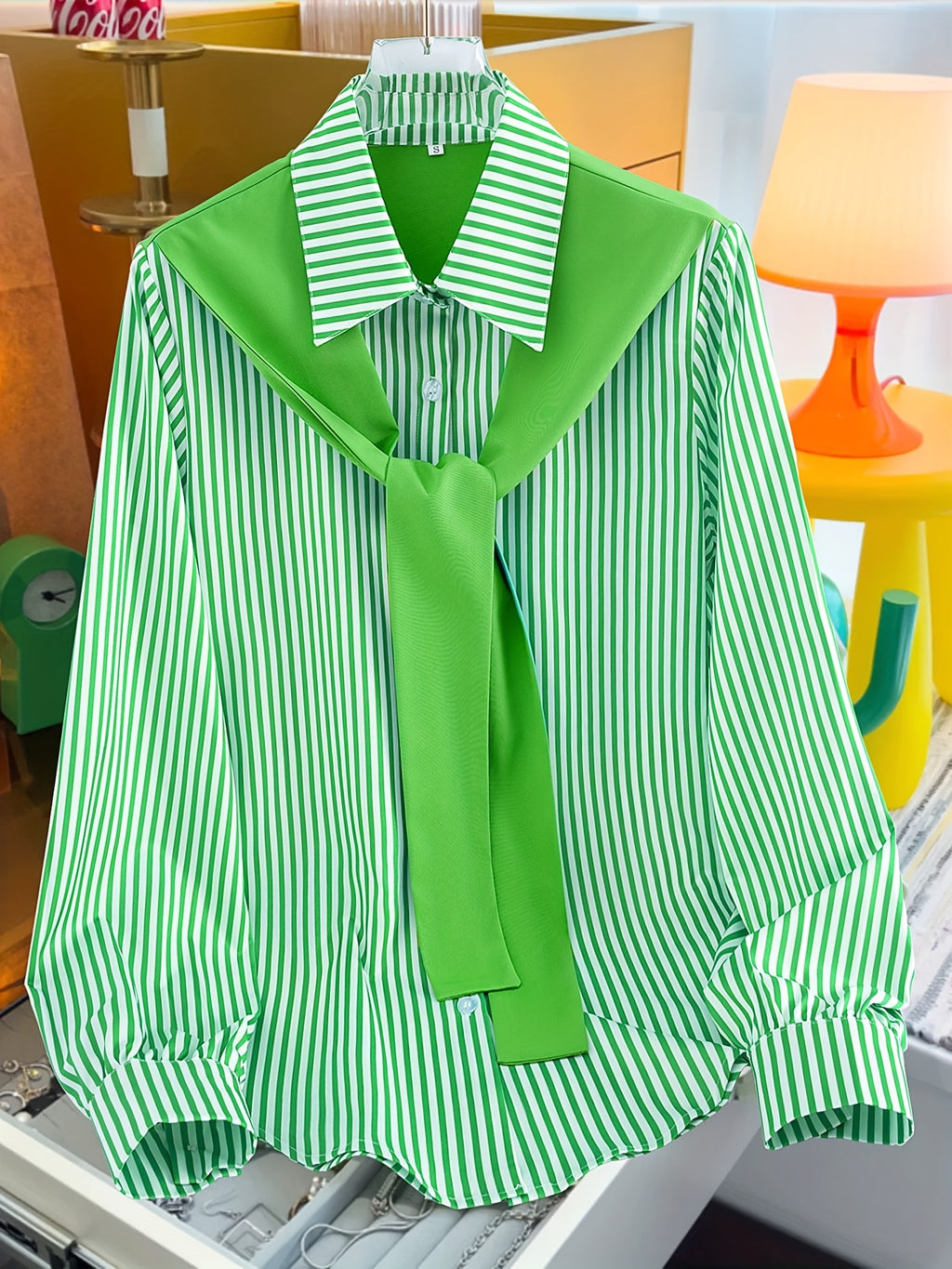 Blouse grande taille à rayures, détail du col
