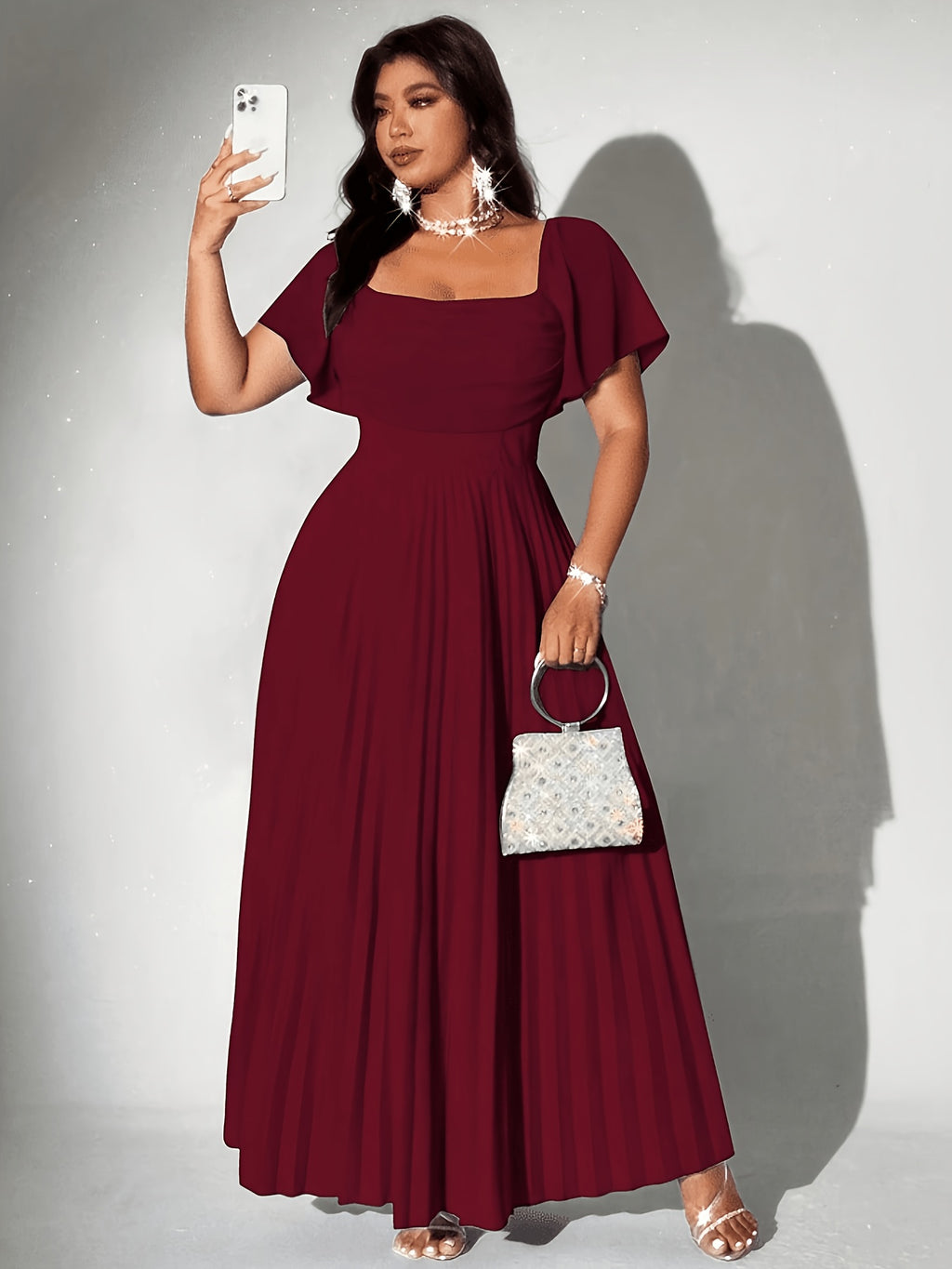 Robe d'invitée grande taille — Col carré et jupe plissée