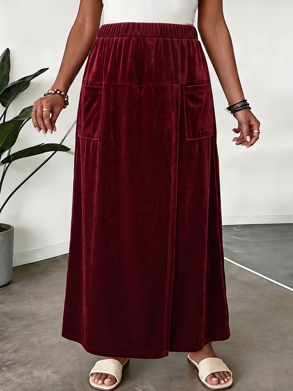 Jupe grande taille en velours, coupe évasée, poches pratiques, toucher profond — composition : 100% Polyester