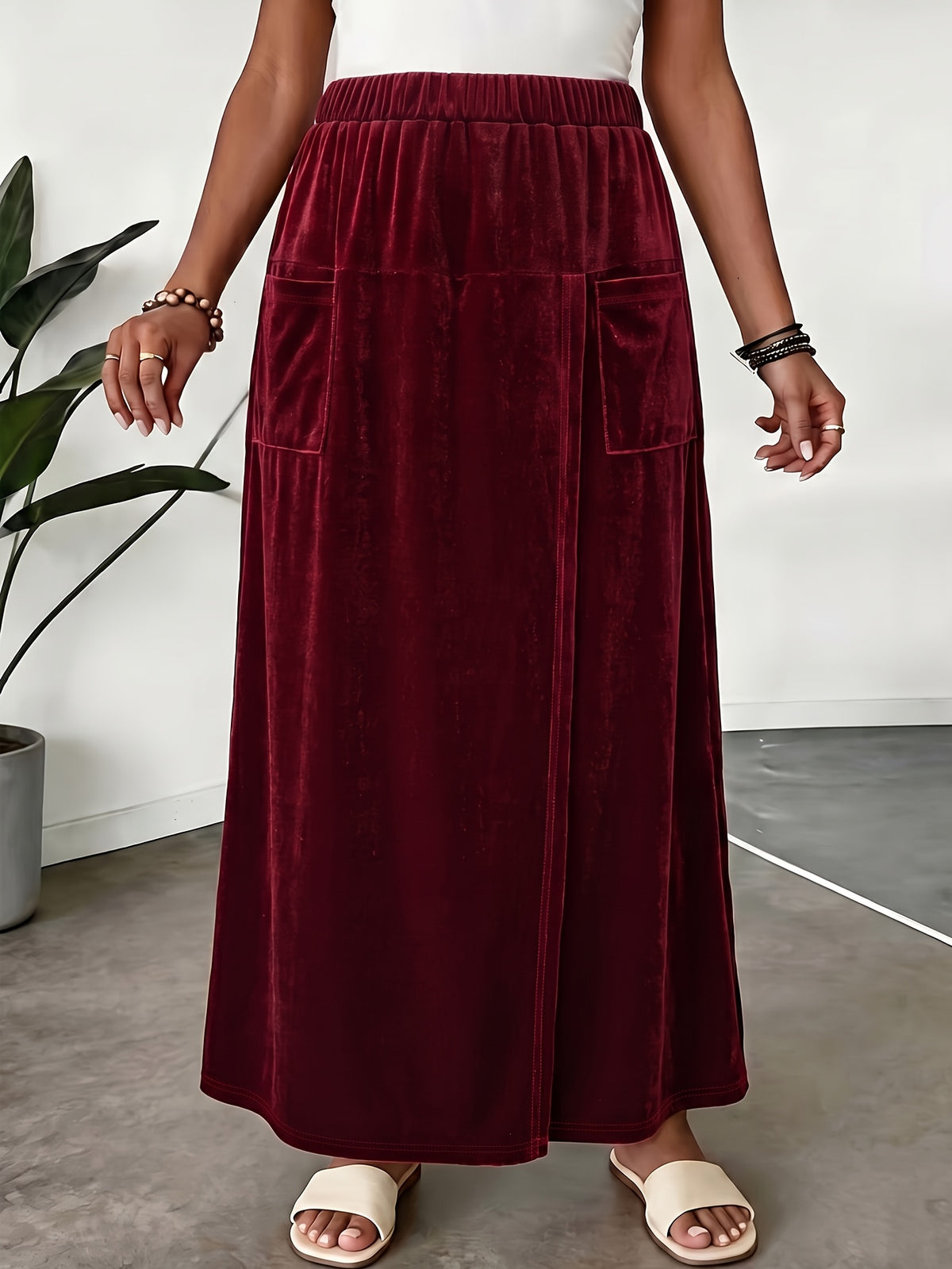 Jupe grande taille en velours, coupe évasée, poches pratiques, toucher profond — composition : 100% Polyester Image