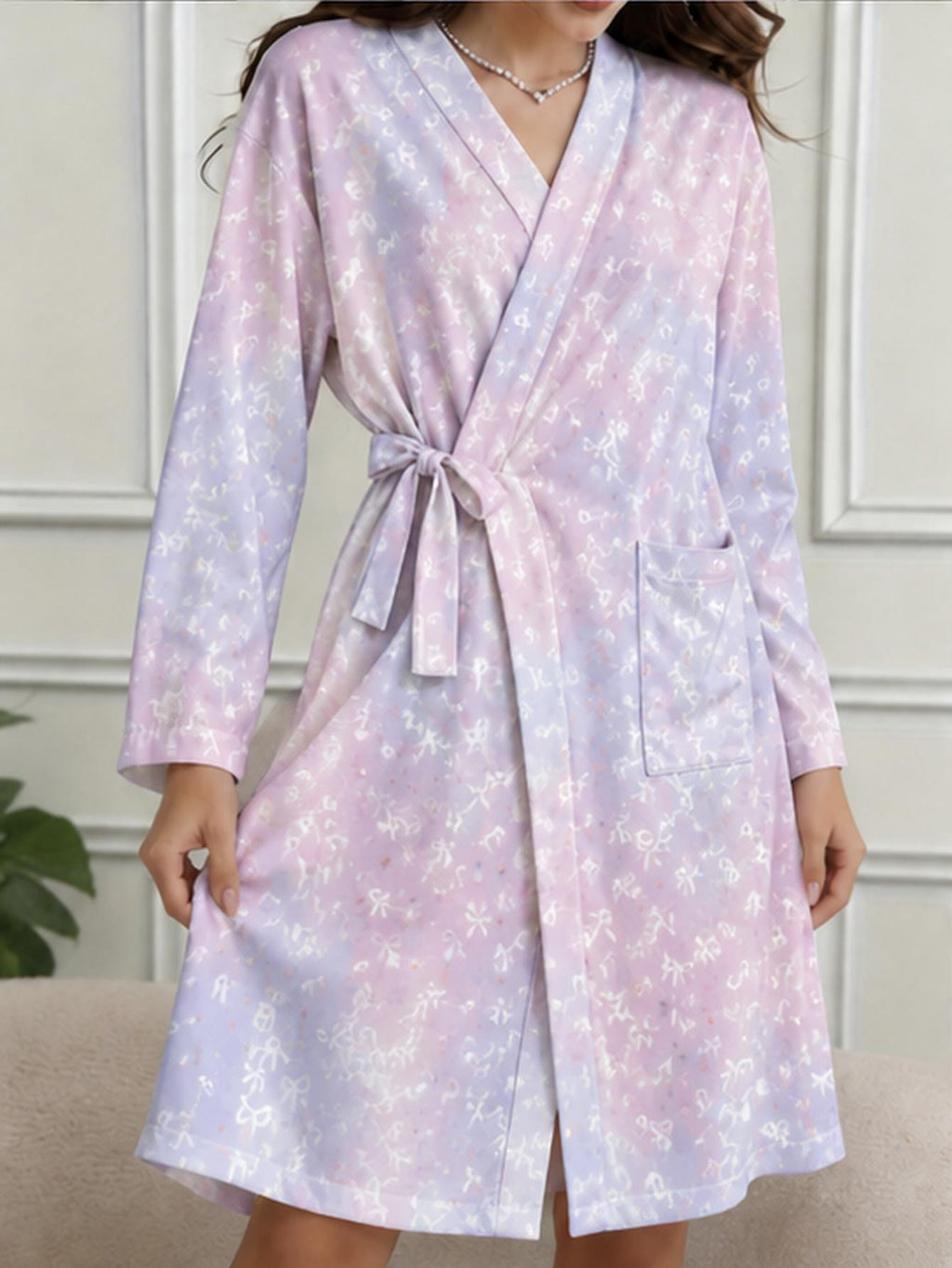 Peignoir grande taille en satin, tombé fluide, détail du tissu