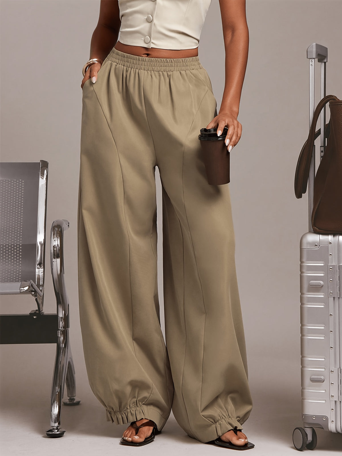 Pantalon grande taille, coupe droite, poches pratiques, ligne nette