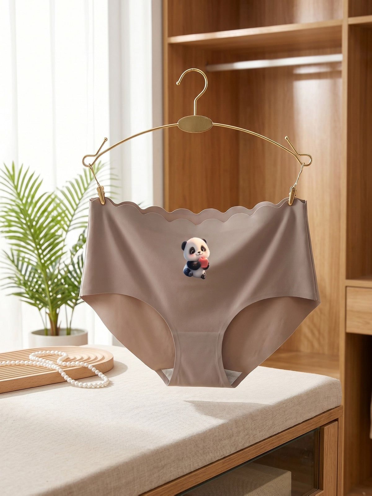 Culotte grande taille, ligne épurée, détail du tissu