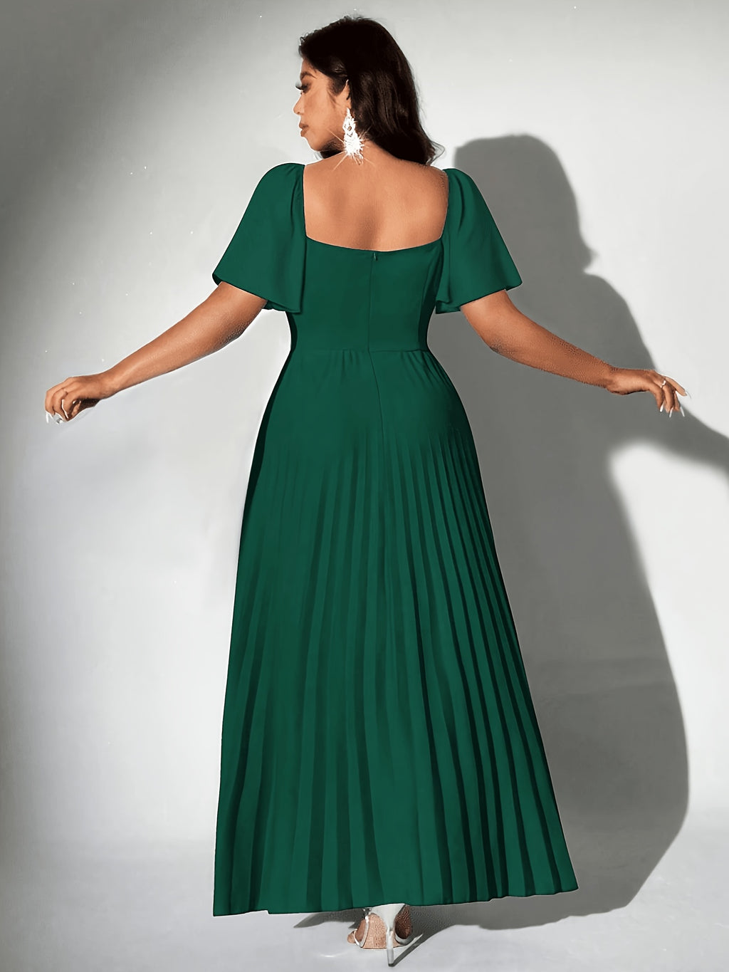 Robe d'invitée grande taille — Col carré et jupe plissée