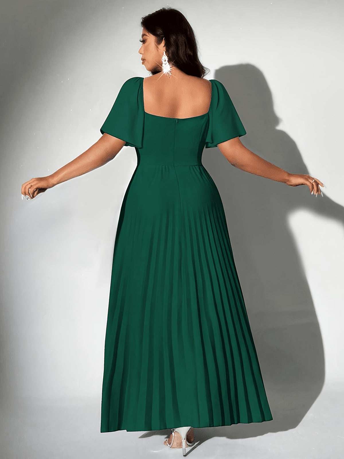 Robe d'invitée grande taille — Col carré et jupe plissée