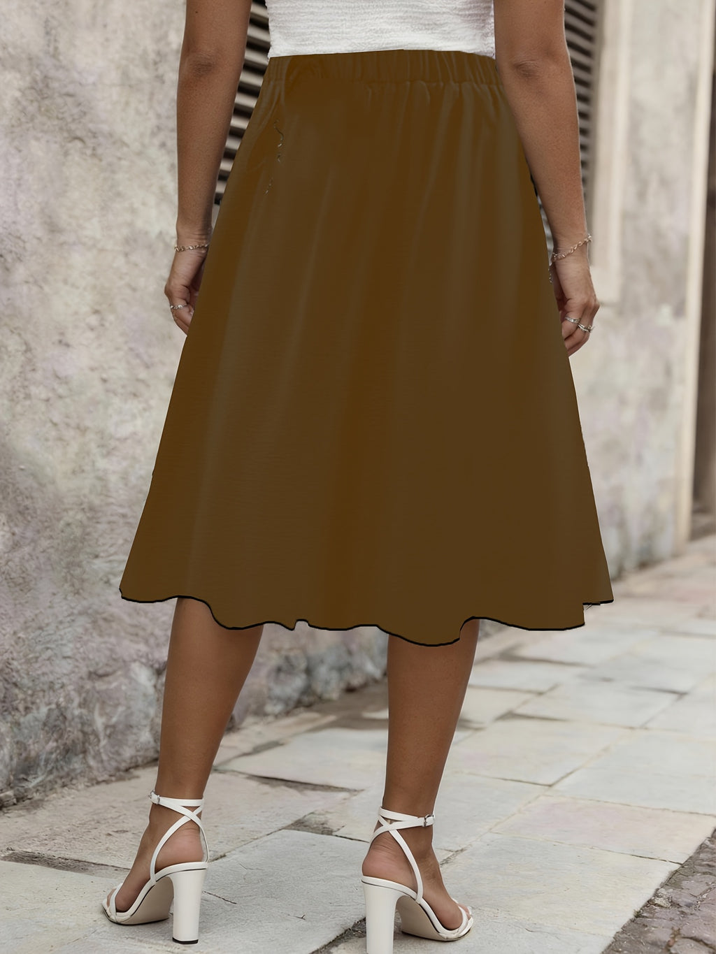 Jupe grande taille, coupe évasée, longueur genou, allure élégante, gros plan