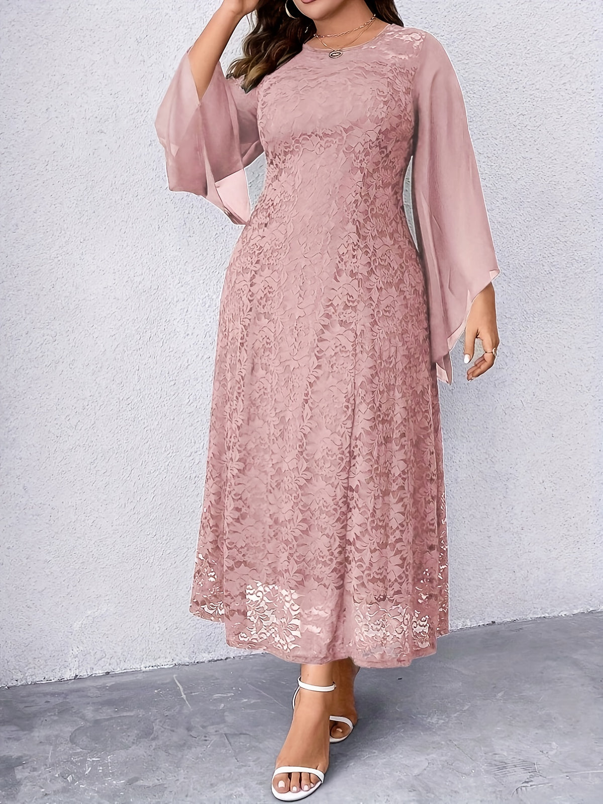 Robe en dentelle grande taille — Mi-longue à manches voile