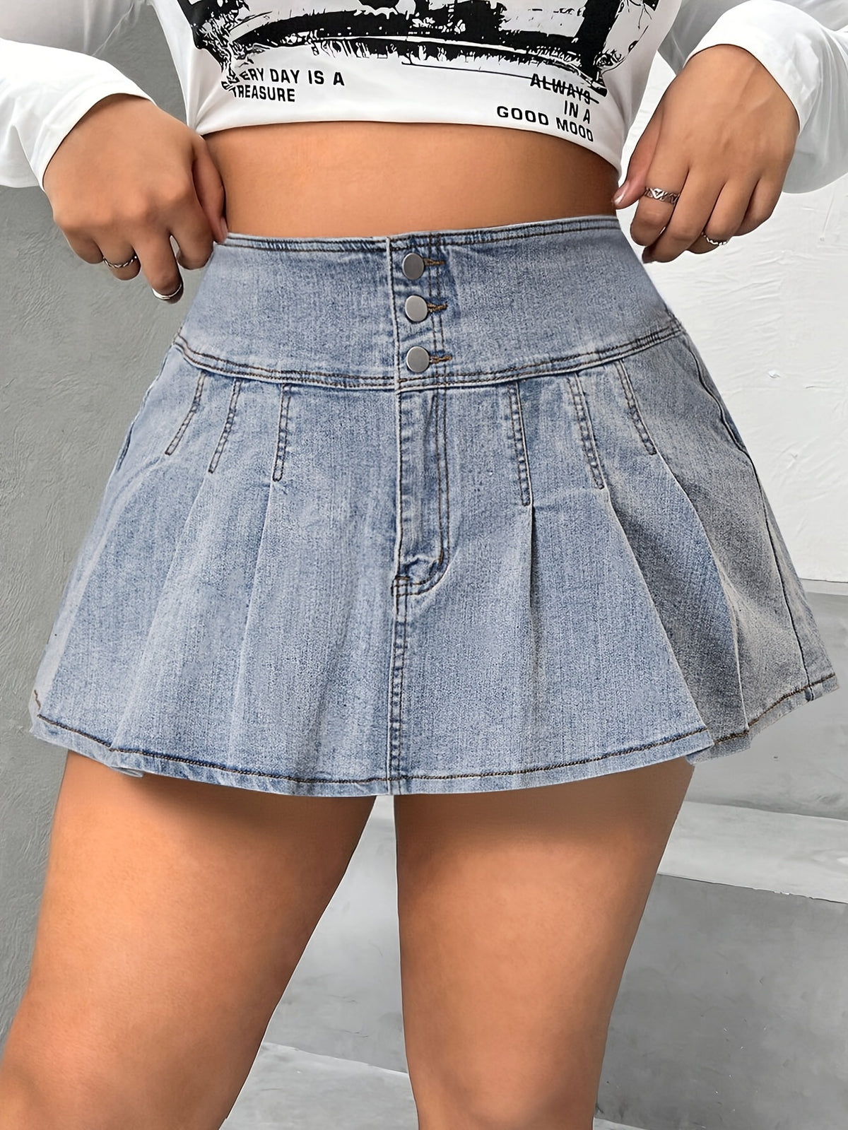 Jupe grande taille, plissés, tenue franche, porté de face