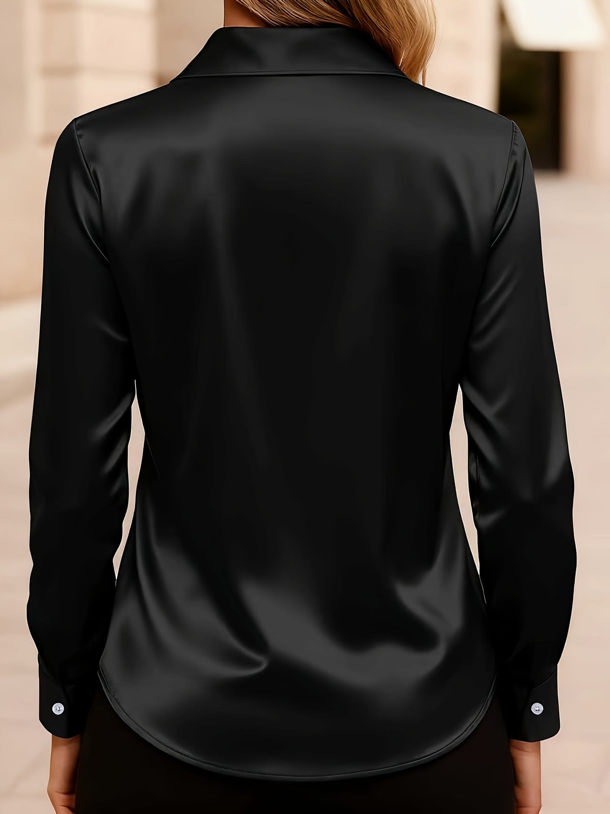 Blouse grande taille en satin, tombé fluide, vue de profil