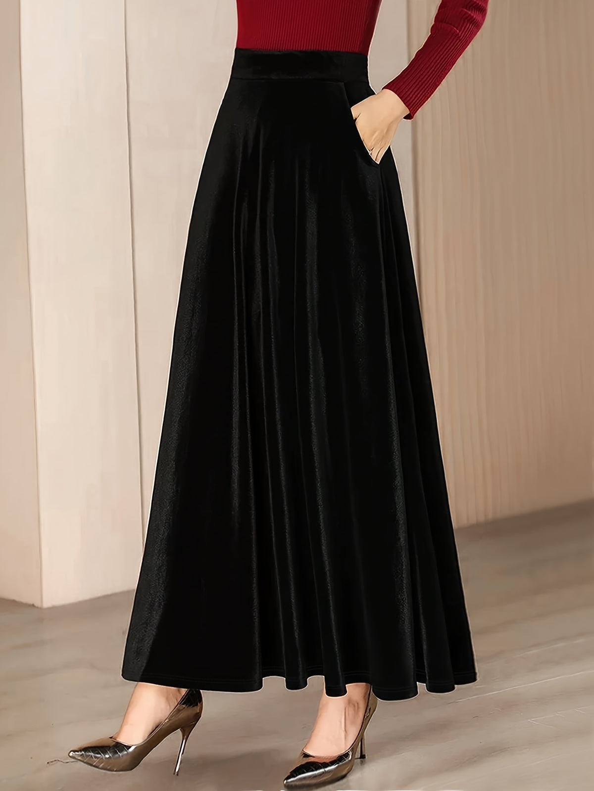 Robe grande taille en velours, coupe évasée, poches pratiques, toucher profond, porté de face