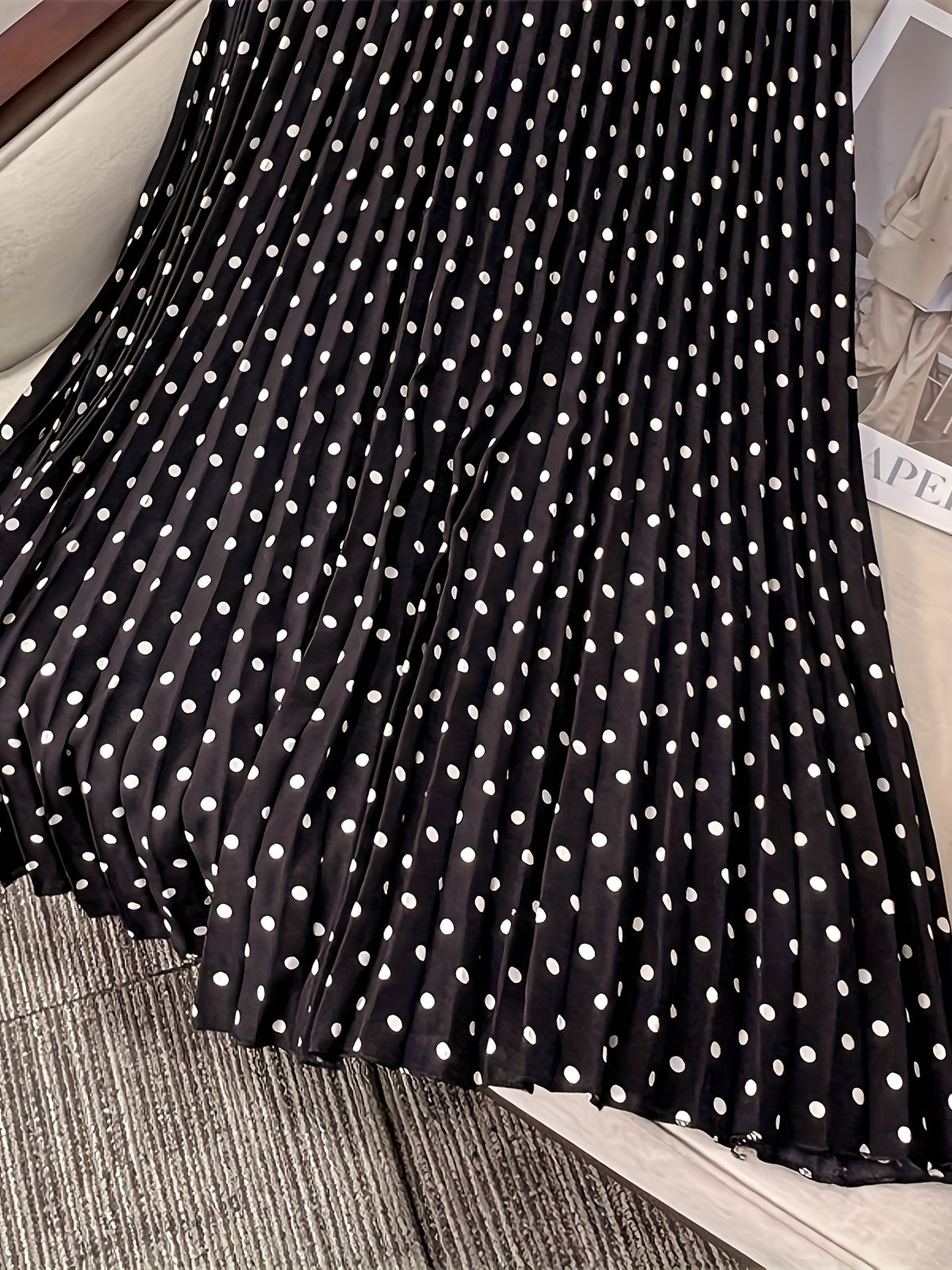 Jupe grande taille à pois, plissés, porté de face