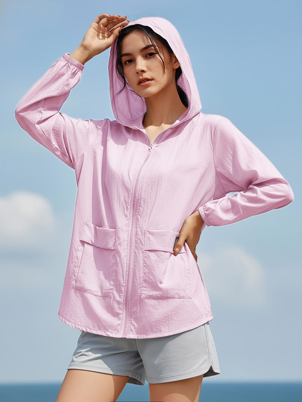 Veste grande taille, coupe ample, capuche, tissu léger, mise en situation