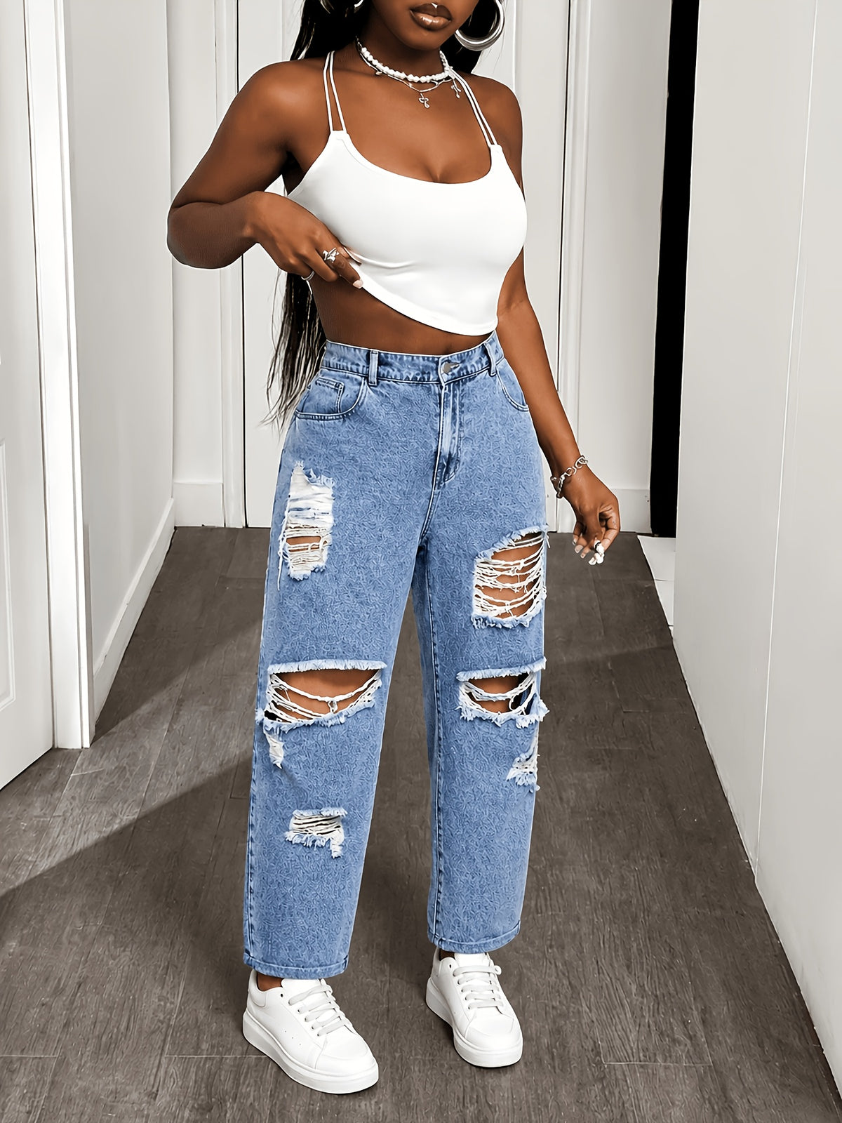 Jean grande taille, coupe oversize, tenue franche, ourlet effiloché, porté de face