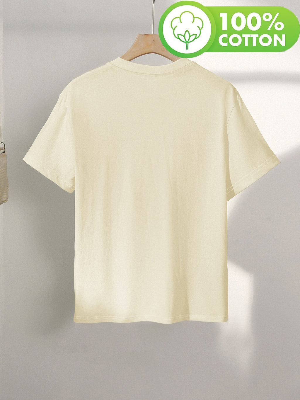 T-shirt grande taille, coupe ample, col rond, manches courtes, détail du tissu