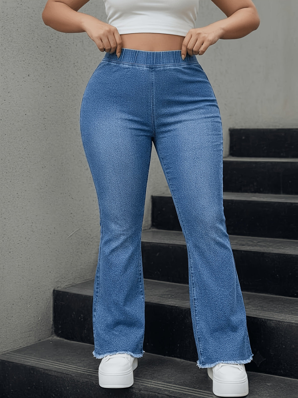 Jean grande taille, coupe évasée, ceinture assortie, tombé fluide Image