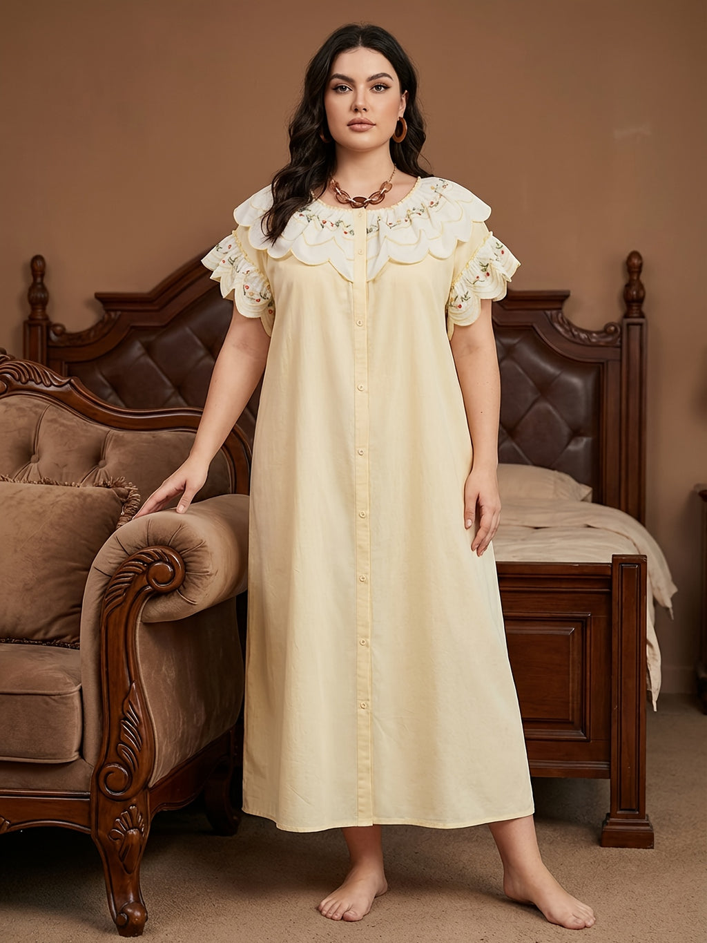 Chemise grande taille, broderie, ligne nette, détail du tissu