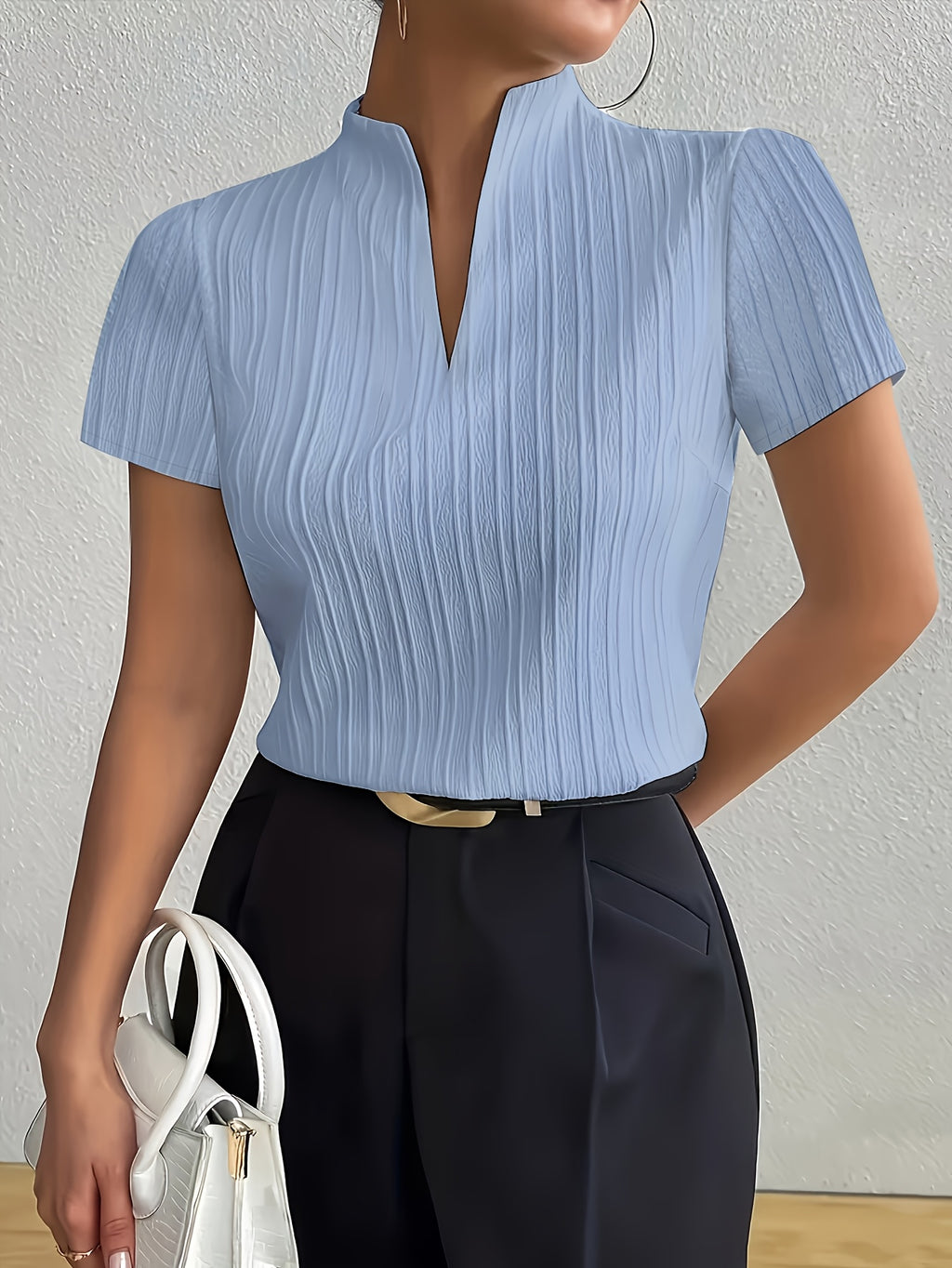 Chemise grande taille, col V, manches courtes, détail du col