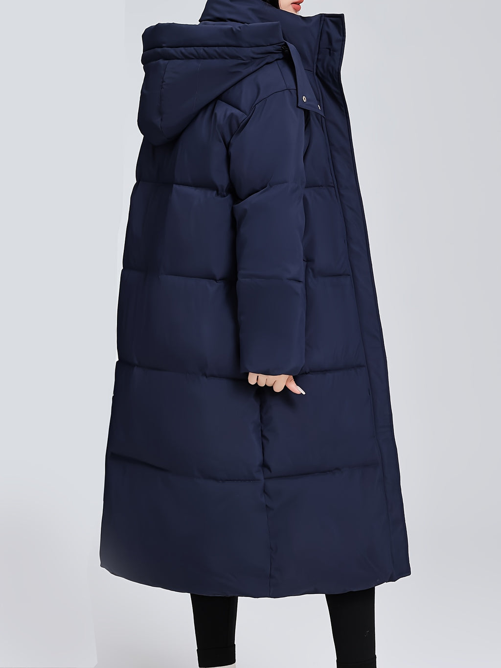 Manteau grande taille, coupe oversize, longueur midi, capuche, détail du tissu