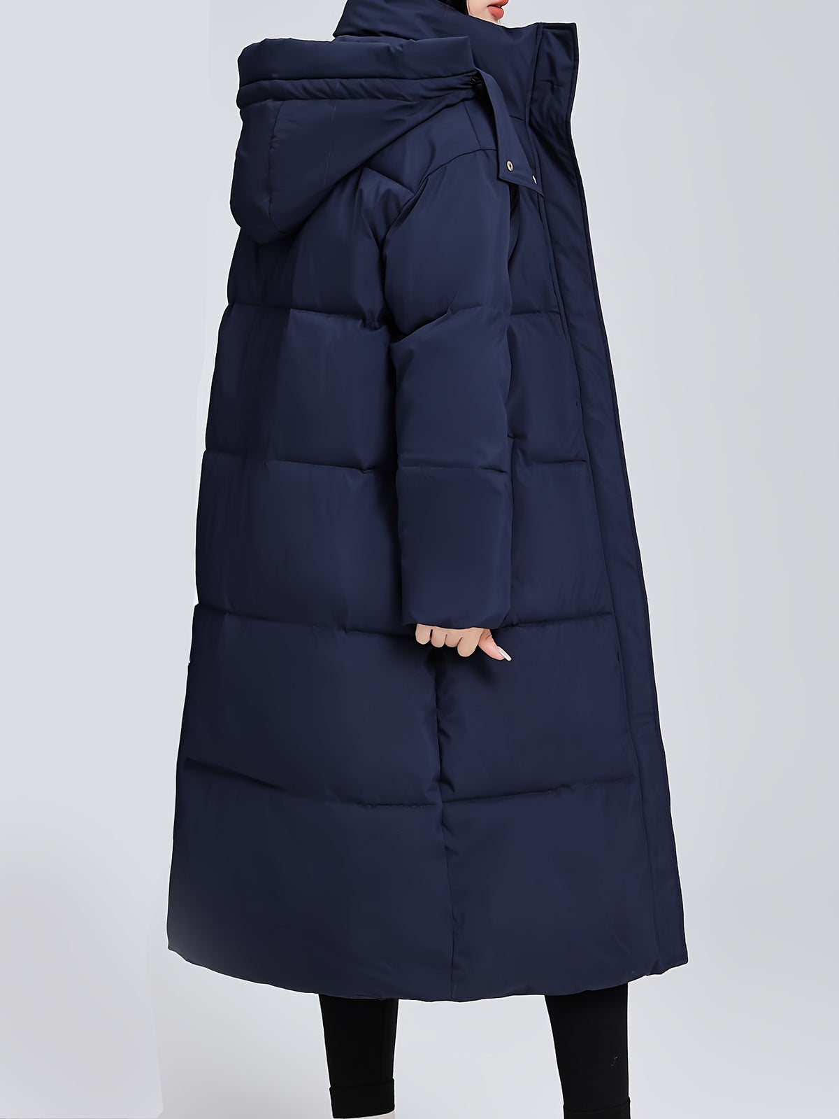 Manteau grande taille, coupe oversize, longueur midi, capuche, détail du tissu
