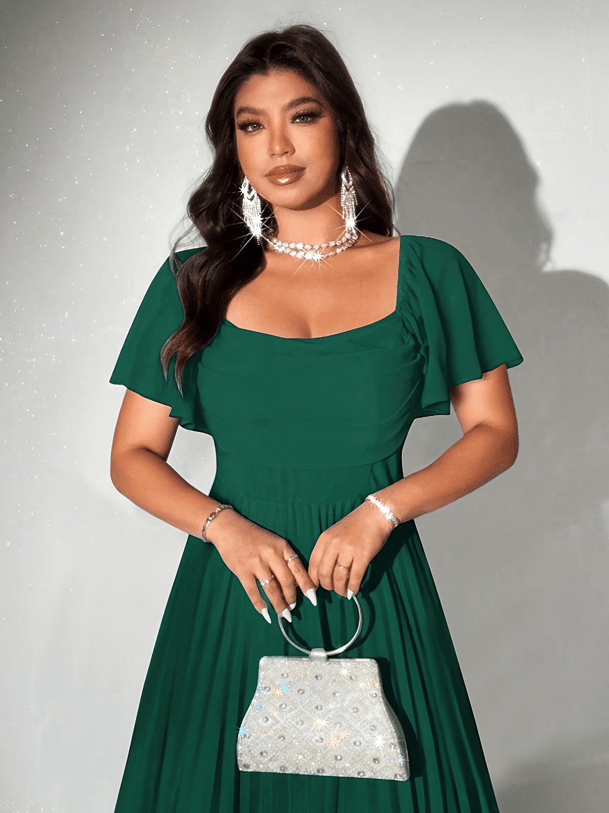 Robe d'invitée grande taille — Col carré et jupe plissée