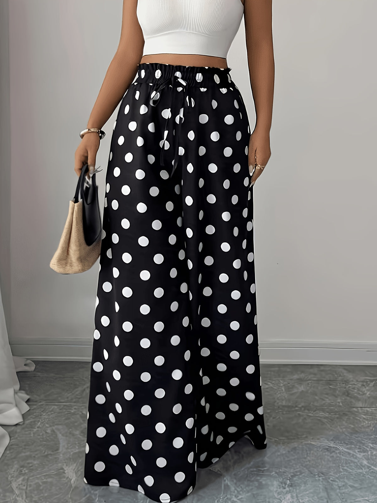 Pantalon grande taille à pois, coupe évasée, gros plan